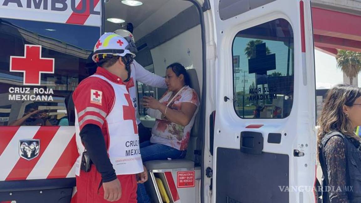 $!Elementos de Bomberos y Cruz Roja acudieron al lugar para atender a los involucrados en el percance.