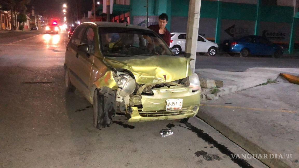 $!Ambos conductores alegaron haber tenido el semáforo en luz verde, por lo que los oficiales se dieron a la tarea de consignar los vehículos.