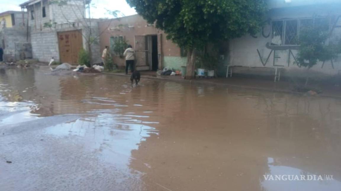 Se desborda canal de riego en ejido de Torreón
