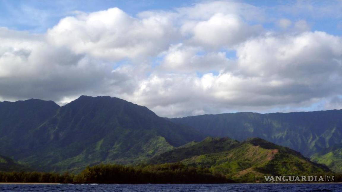 Guardia Costera de EU busca un helicóptero desaparecido con 7 personas en Hawaii