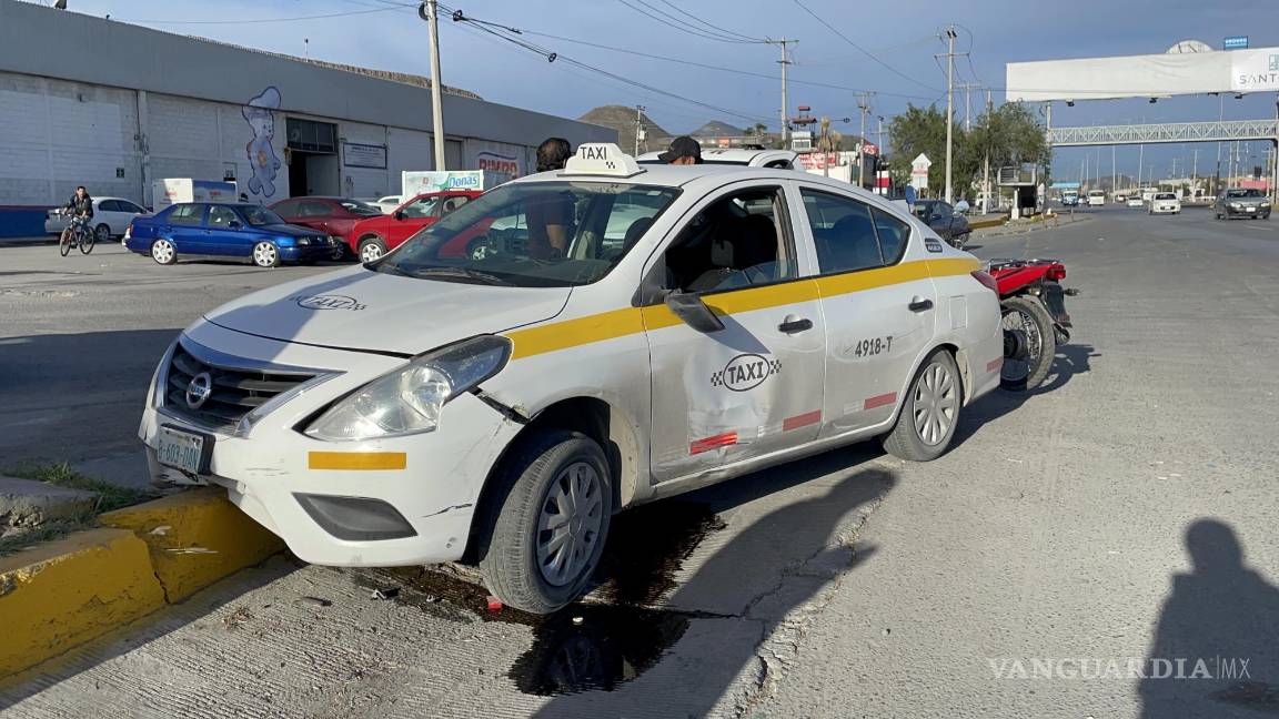 Por las prisas, motociclista provoca choque en el periférico de Saltillo