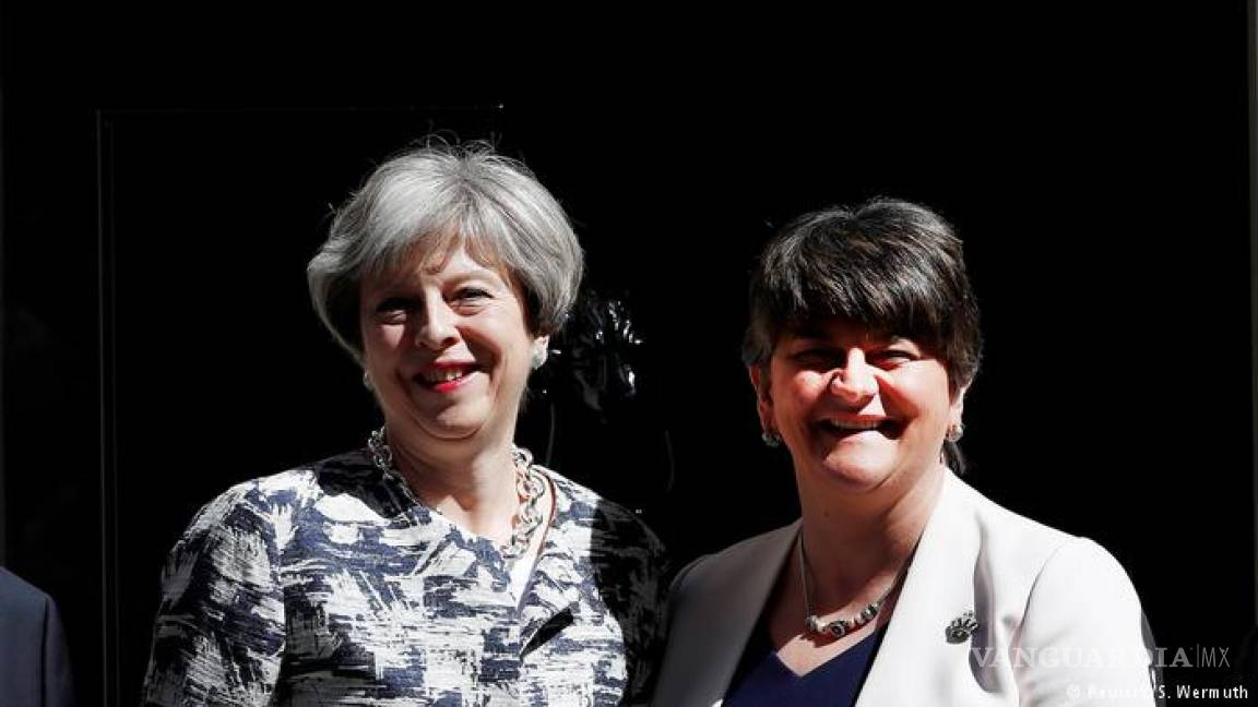 Theresa May logra apoyo de partido de Irlanda del Norte