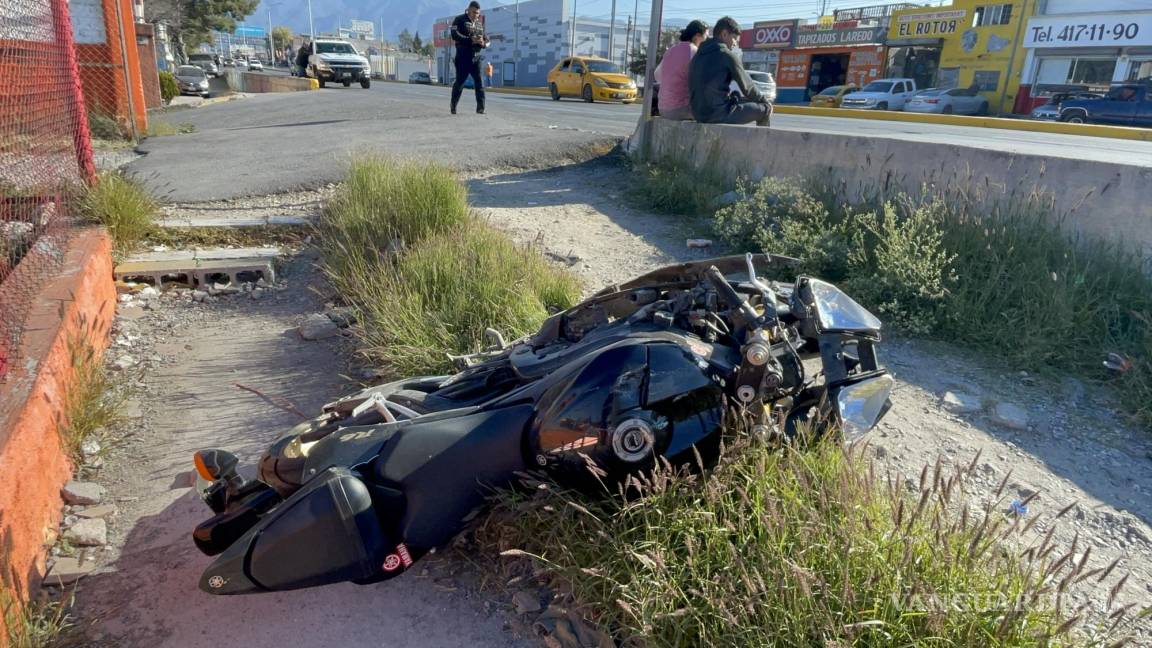 Conductor embiste a motociclista, y su moto atropella a peatón, en la Bellavista de Saltillo
