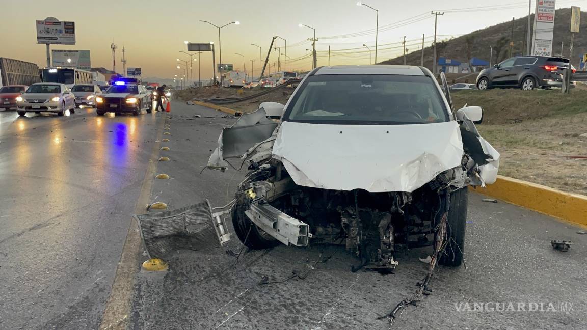 Se le sale el motor a distraído conductor tras estamparse contra tráiler, en la carretera Monterrey-Saltillo