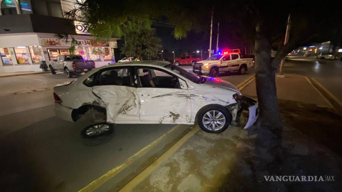 $!Agentes de tránsito inspeccionan el lugar del accidente donde un retorno imprudente fue la causa del impacto.