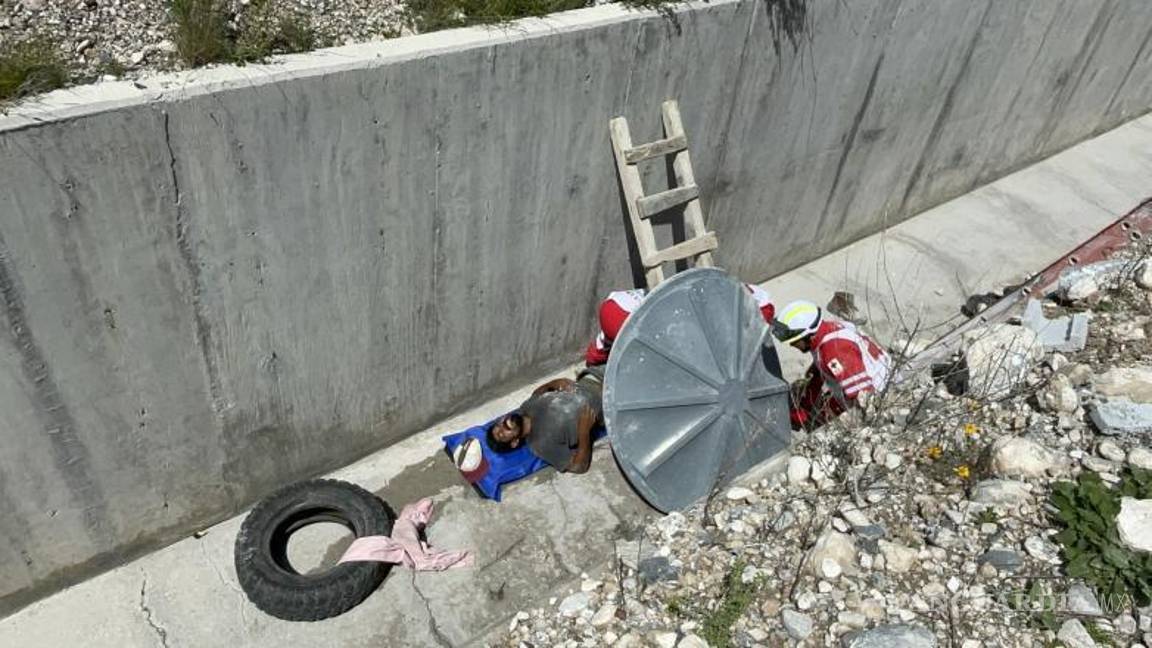 $!Paramédicos de la Cruz Roja descienden al arroyo pluvial para rescatar al obrero lesionado.