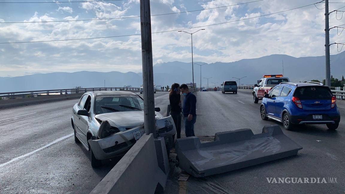 Choca su vehículo luego de ‘ceder el paso’ sobre puente en Saltillo