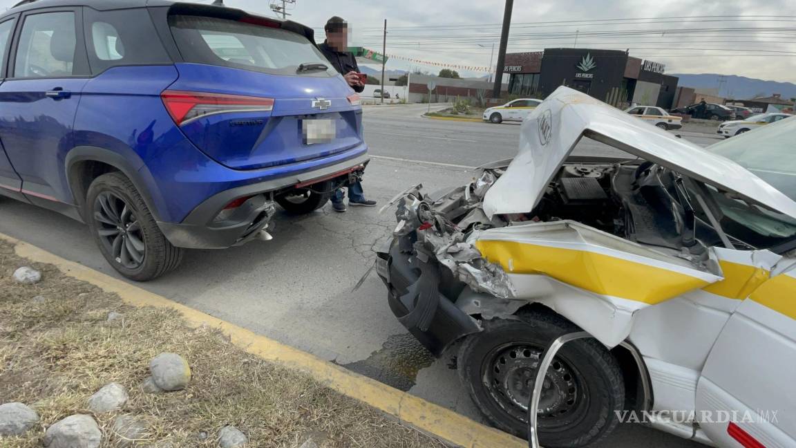 Causa ‘lomito’ accidente en Saltillo: taxi impacta camioneta