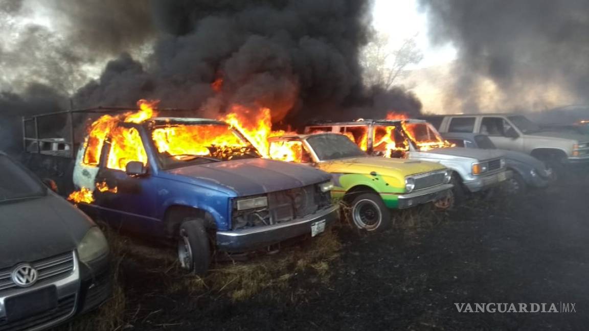 Incendio en corralón de Jalisco consume 40 autos