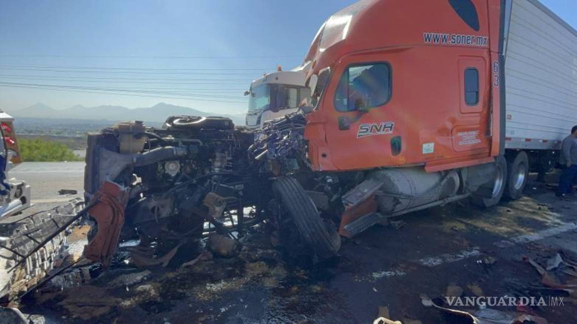 $!Ambos conductores involucrados en el accidente resultaron ilesos y permanecieron en el lugar para esperar la llegada de las aseguradoras.