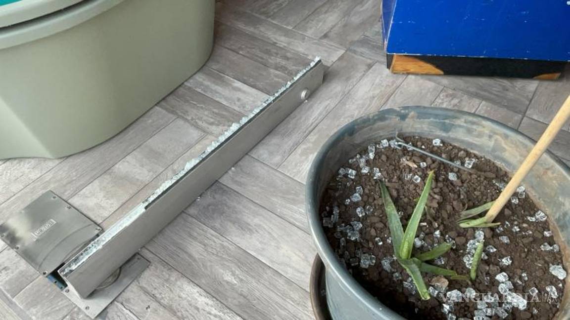 $!El propietario del negocio permaneció en el lugar limpiando los daños ocasionados por el accidente.