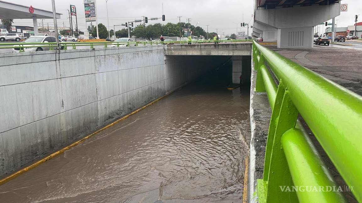 Inundación en deprimido de Valle Dorado desata tráfico caótico al sur de Saltillo