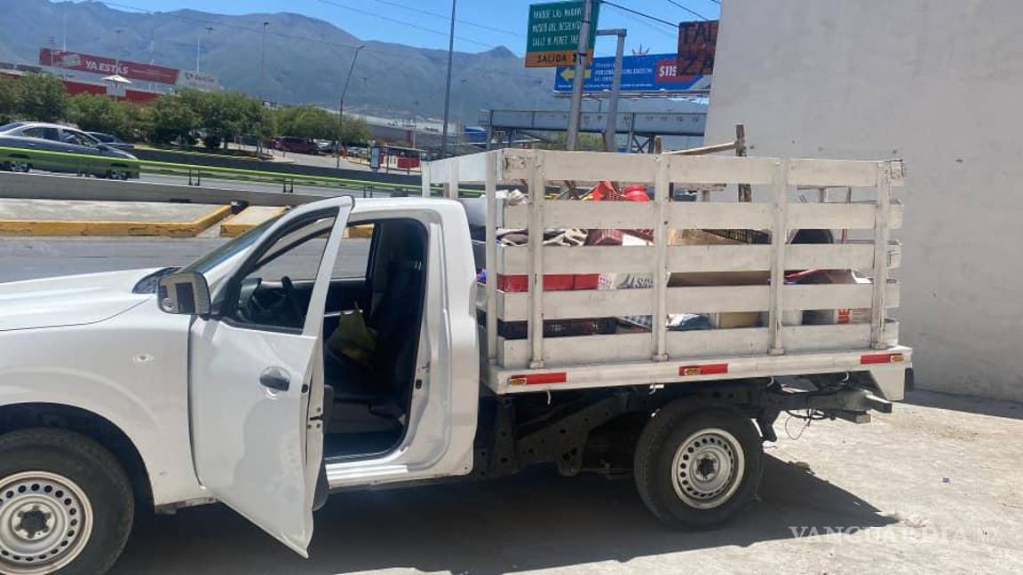 $!Usvaldo De Los Santos Flores, propietario de un negocio de mudanzas, se ofreció a transportar las pertenencias de la pareja.