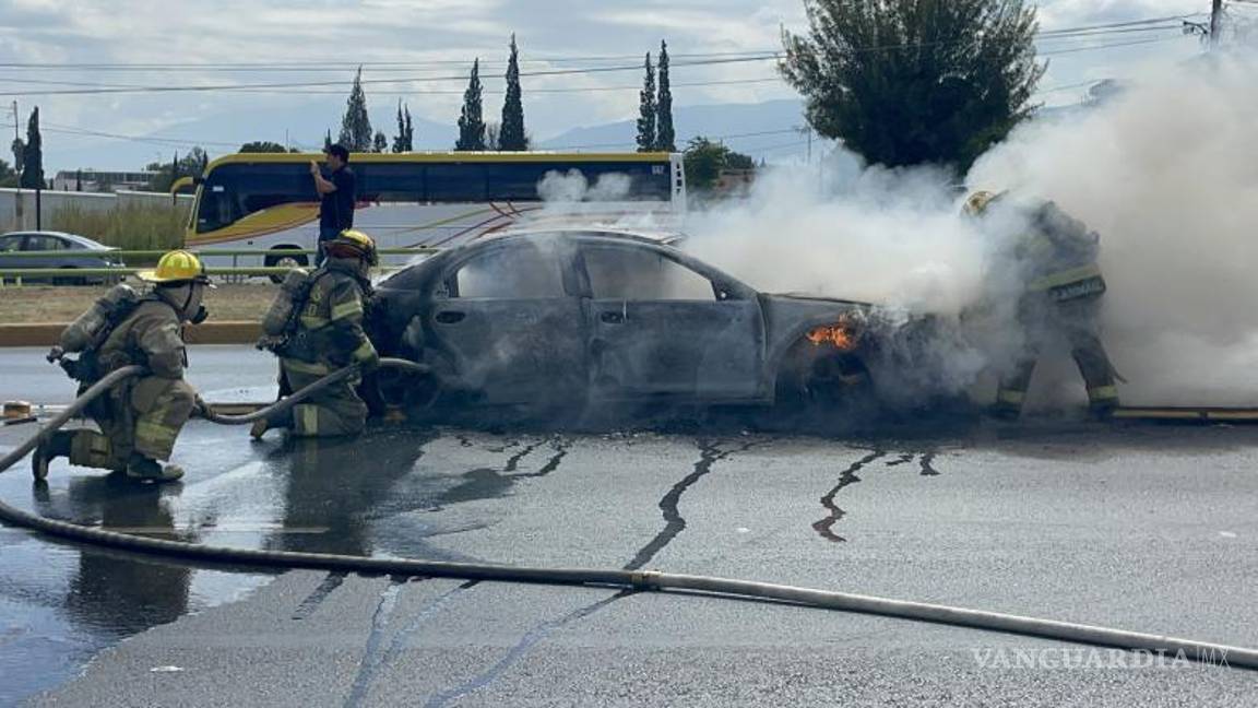 $!Bomberos de la estación Río Bravo acudieron de inmediato al lugar del siniestro y lograron controlar las llamas que mantenían el tránsito detenido en la vialidad.