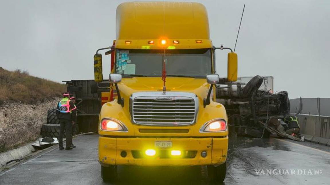 $!Maniobras de grúa permitieron retirar la unidad y reabrir la circulación hacia Saltillo.