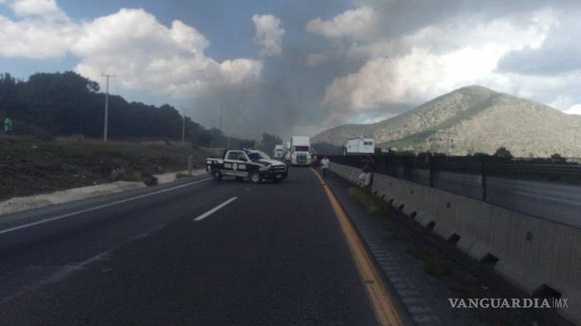 $!El tramo permaneció cerrado mientras realizaban las labores para mitigar el fuego.