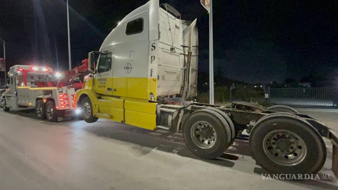 $!Grúa especializada retiró los restos del tráiler de las vías del tren y la carretera.