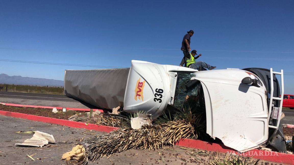 Trailero dormita y vuelca en la carretera Saltillo- Monclova