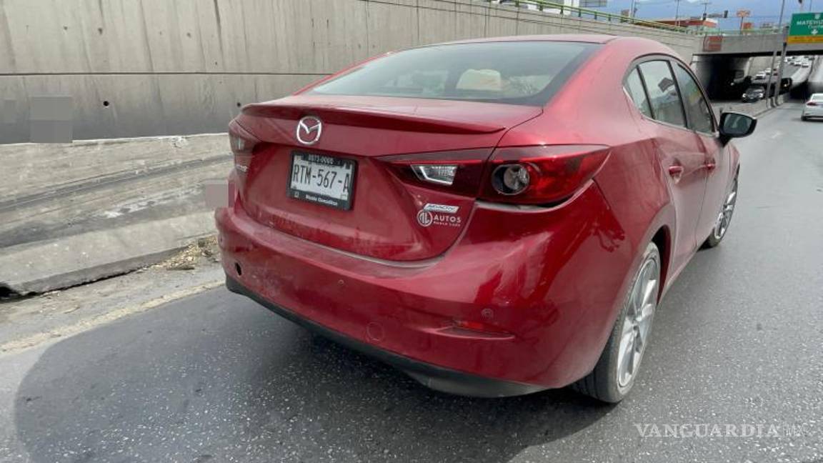 $!Las tres unidades involucradas permanecieron sobre el carril izquierdo, generando congestión vial.