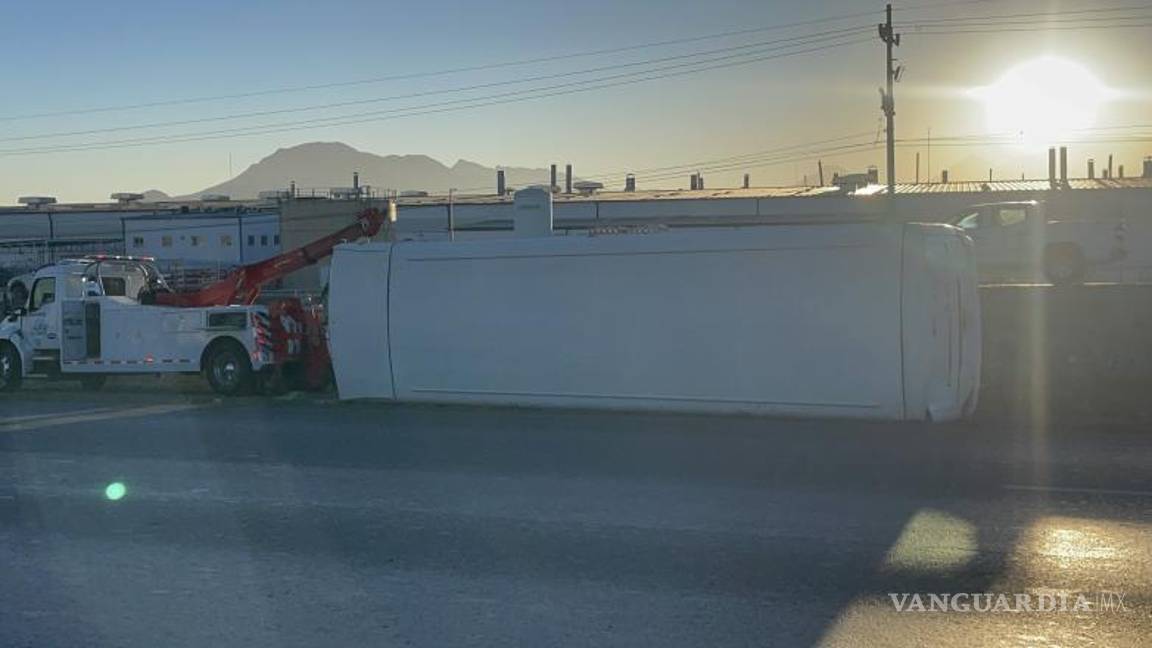 $!Transporte de personal volcó sobre el libramiento Óscar Flores Tapia, dejando varios lesionados.