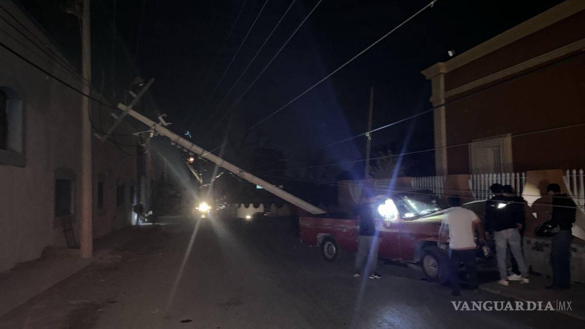 $!Cables de alta tensión quedaron sobre la barda de la antigua fábrica La Estrella tras el accidente.