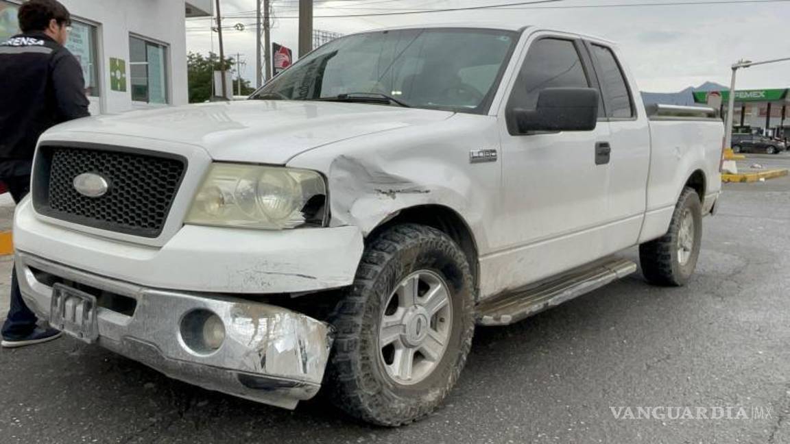 $!La camioneta Ford Lobo impactó la parte trasera del vehículo compacto al no frenar a tiempo.
