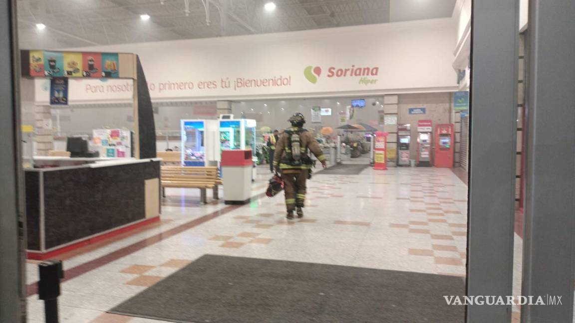 $!El fuego comenzó en el departamento de electrónicos.