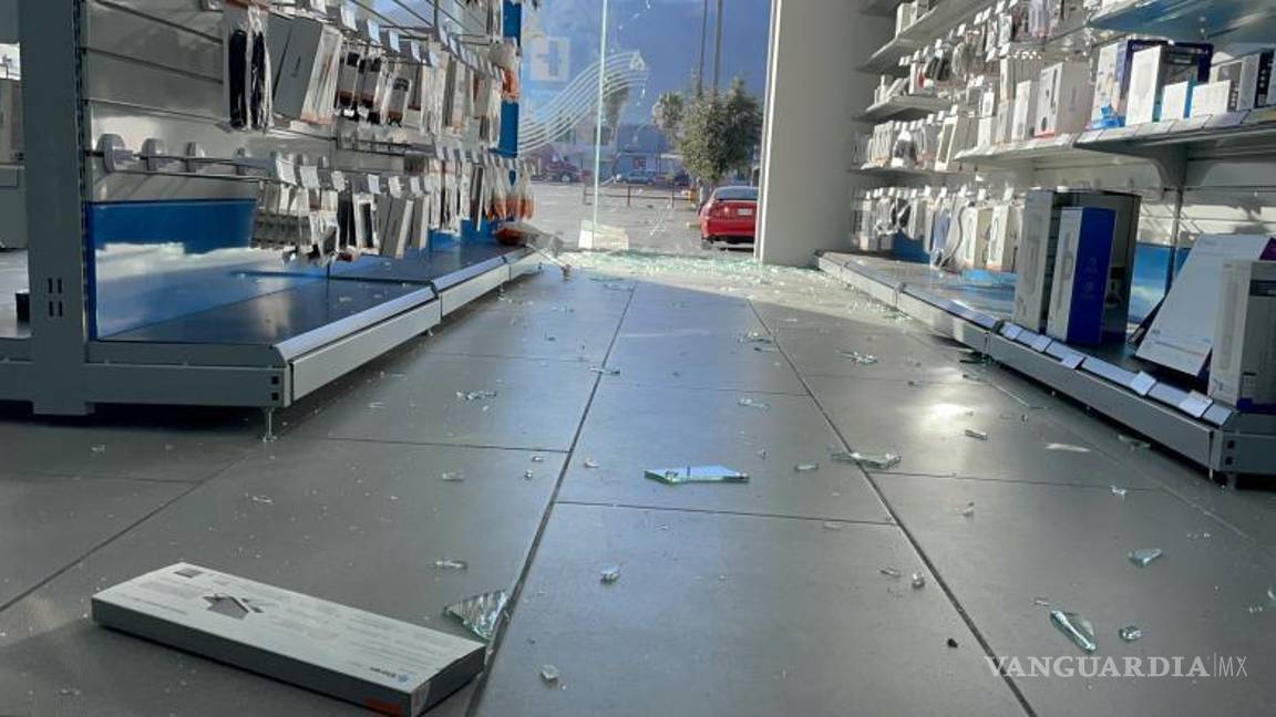 $!Dos cómplices lanzaron una piedra contra el cristal y sustrajeron mercancías rápidamente, según el registro de vigilancia.