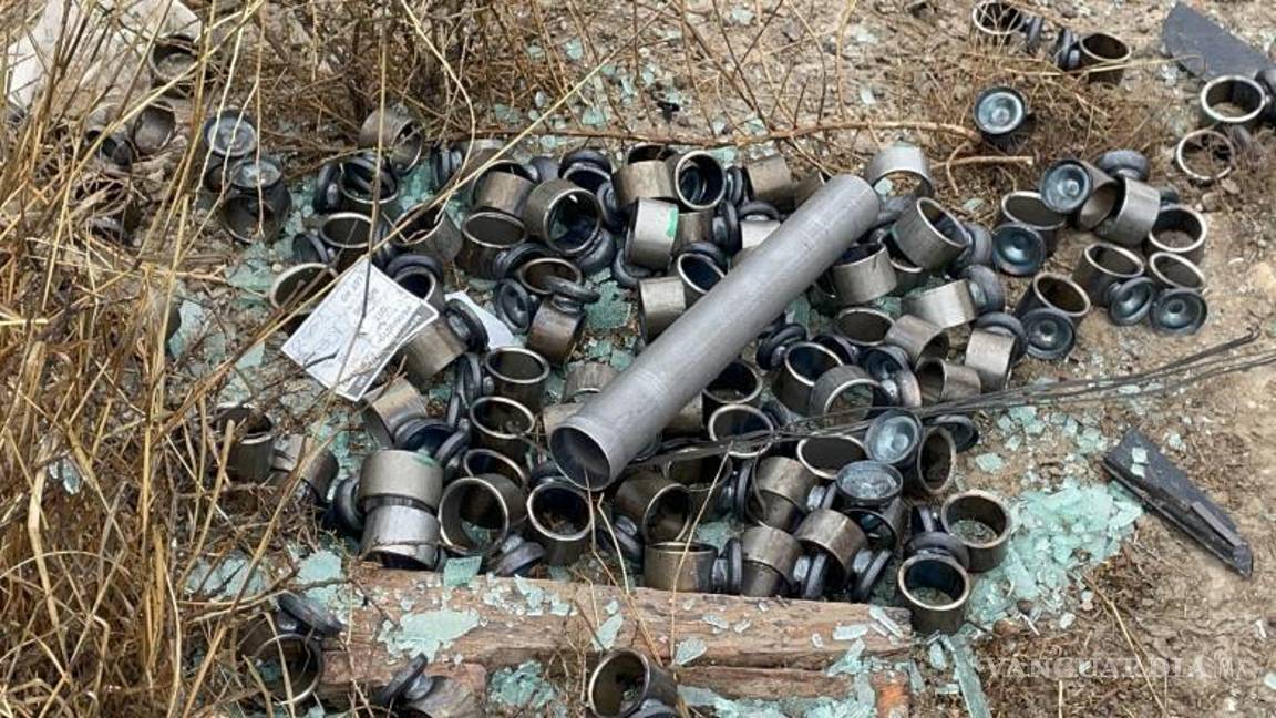 $!Parte del material que transportaba la camioneta terminó esparcida.