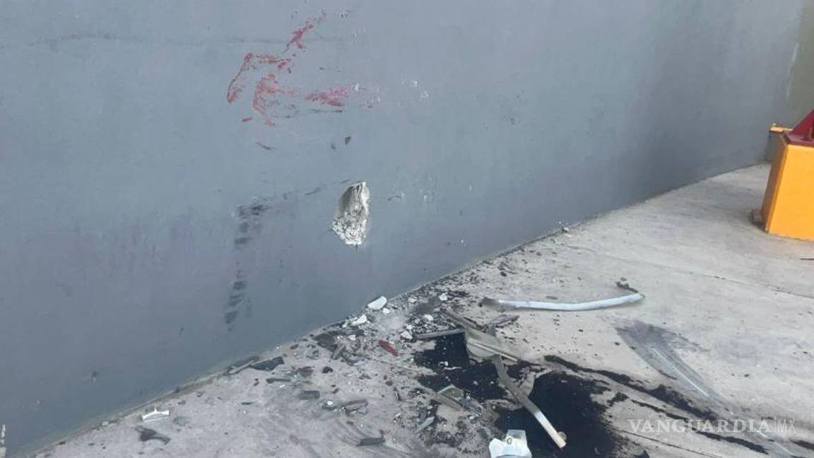 $!La barda perimetral de la tienda de conveniencia quedó dañada por el impacto del vehículo.
