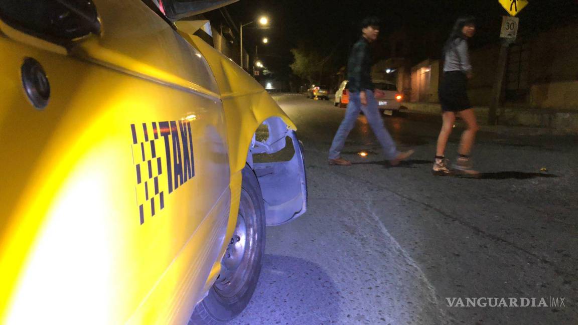 Circula en sentido contrario y se estrella contra taxista en Zona Centro de Saltillo; asegura no conocer las calles