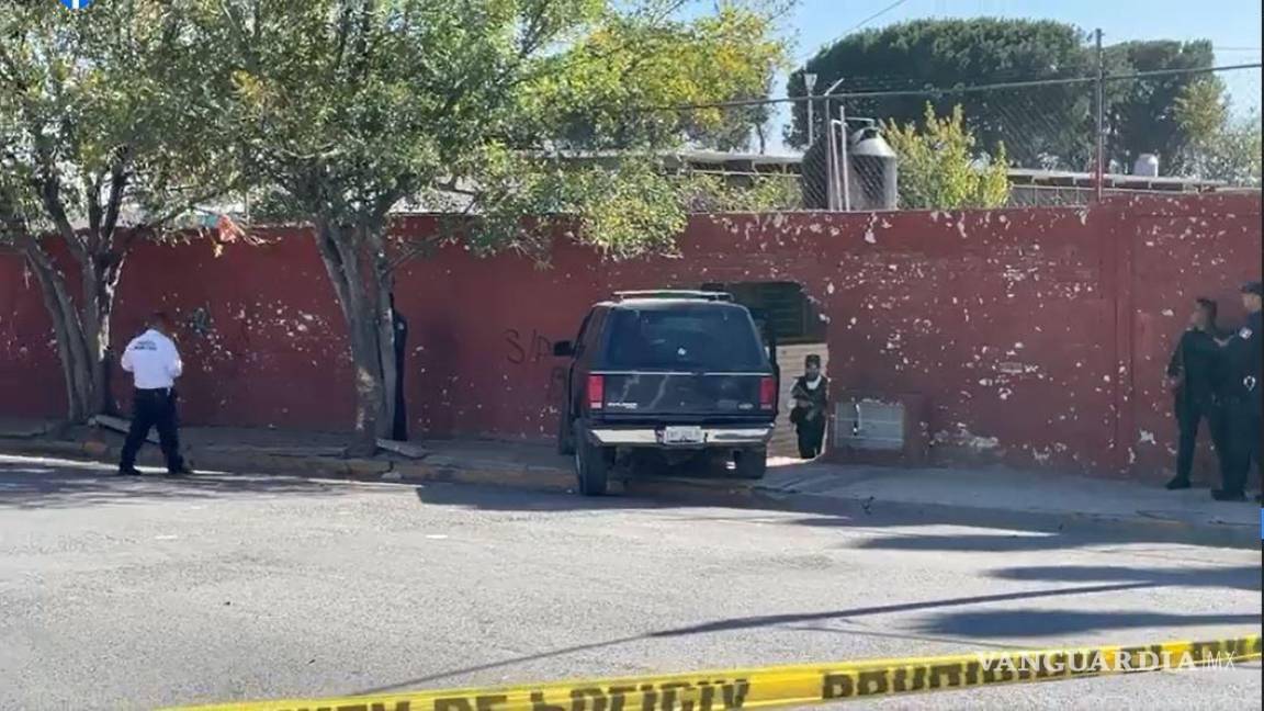 $!La camioneta se impactó contra la barda de la secundaria, por donde pasaban tres jóvenes.