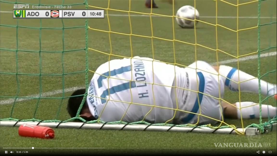 ¡Se encienden las alarmas! 'Chucky' Lozano anota con el PSV pero sale lesionado