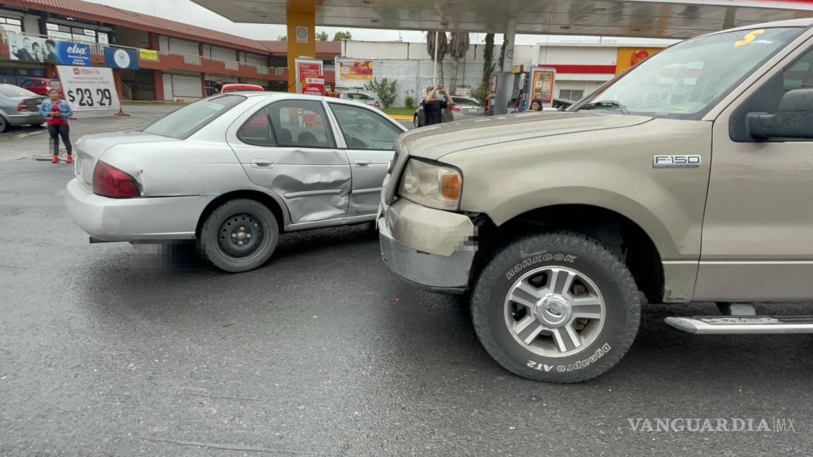 Se incorpora sin precaución e impacta auto en la Zona Centro de Saltillo
