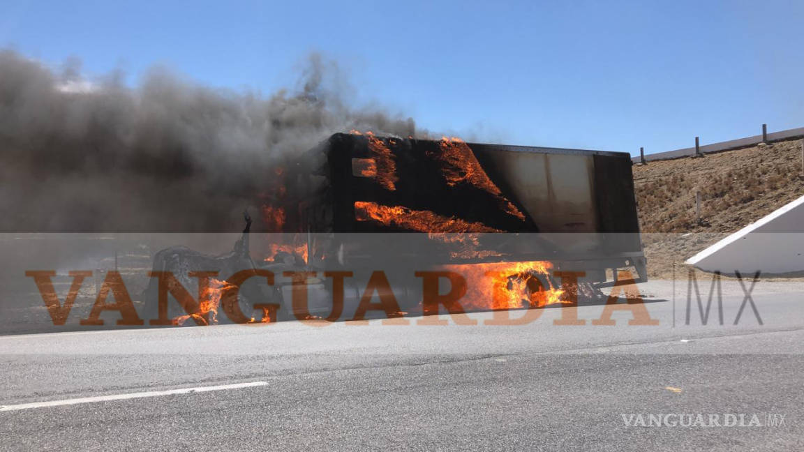 Se incendia trailer en la carretera Saltillo-Torreón