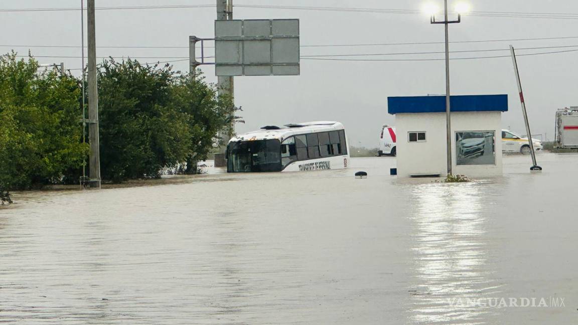 Queda varado transporte de personal; trabajadores son rescatados por PC de Ramos Arizpe