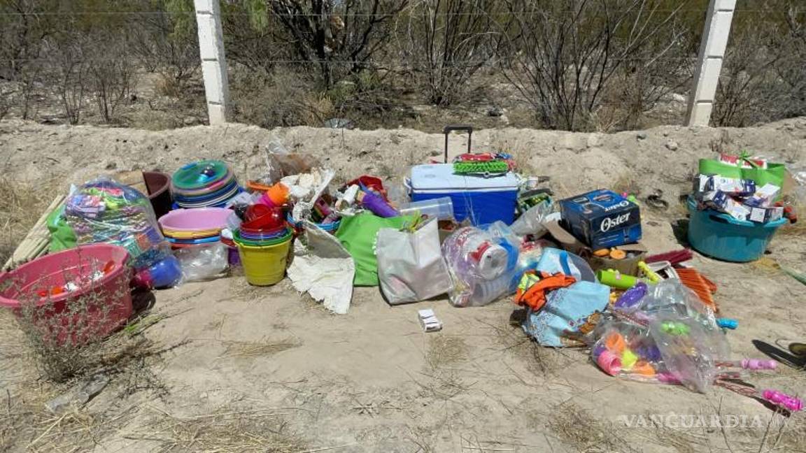 $!Varios objetos de plástico, probablemente adquiridos durante su visita a Monterrey, quedaron esparcidos alrededor del vehículo tras la volcadura.