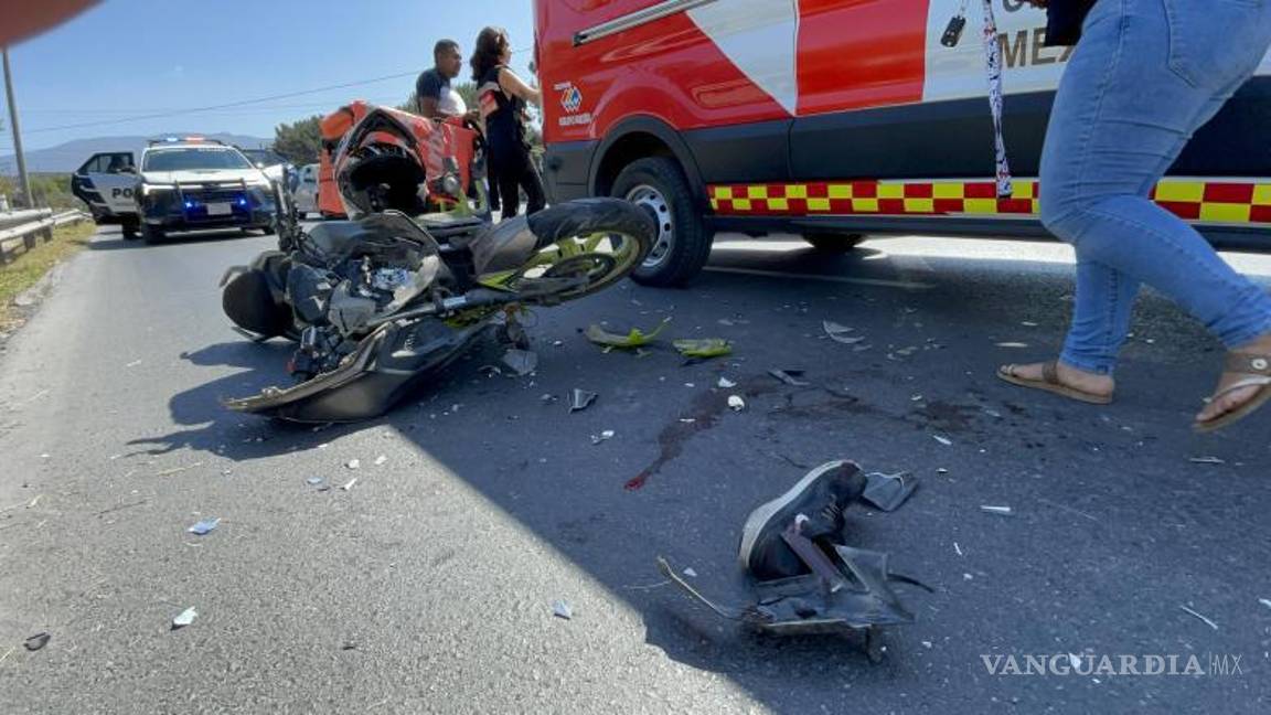 $!La motocicleta terminó con daños visibles en la parte frontal tras impactarse contra una camioneta Nissan Frontier.