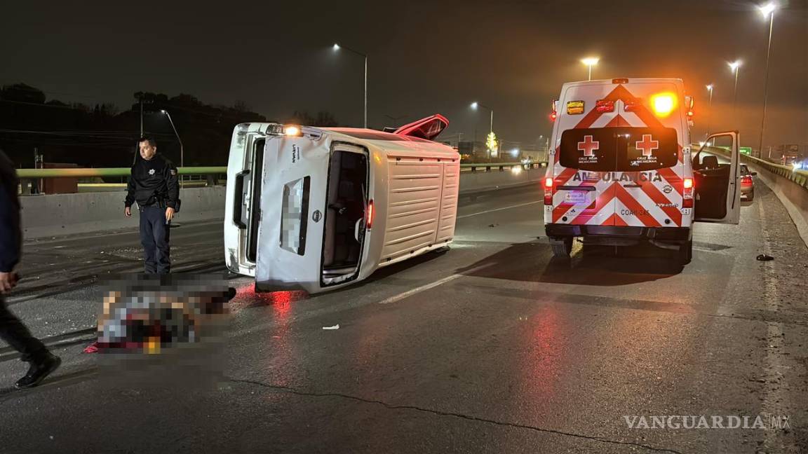 $!Elementos policiacos auxiliaron al conductor lesionado luego de la volcadura.