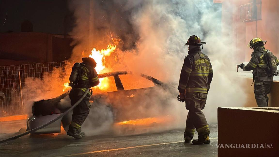 Piromanos incendian auto en una tienda de conveniencia en Saltillo