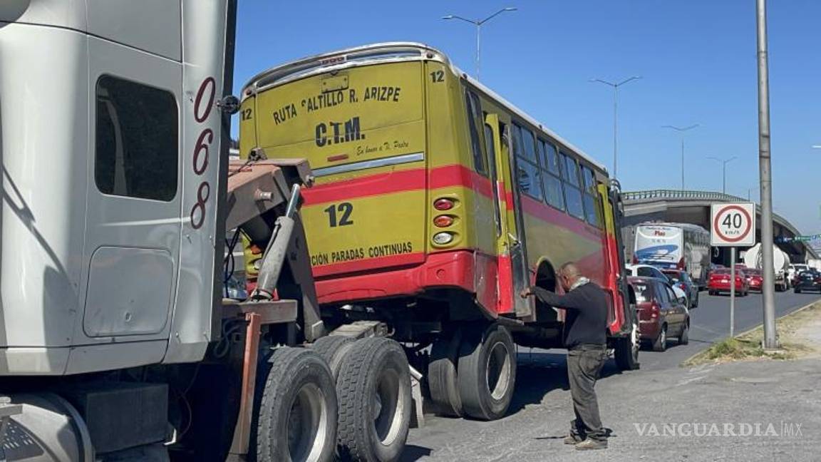 $!La falla mecánica involucró la barra cardán y el eje trasero de la unidad, sin generar heridos.