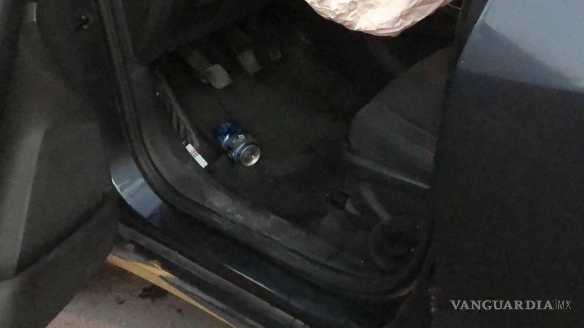 $!Latas de cerveza se apreciaron dentro de la camioneta.