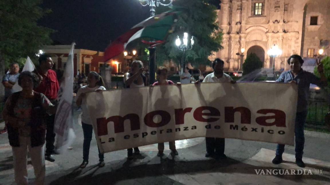$!Morena festeja triunfo de AMLO y Guadiana en la Plaza de Armas de Saltillo