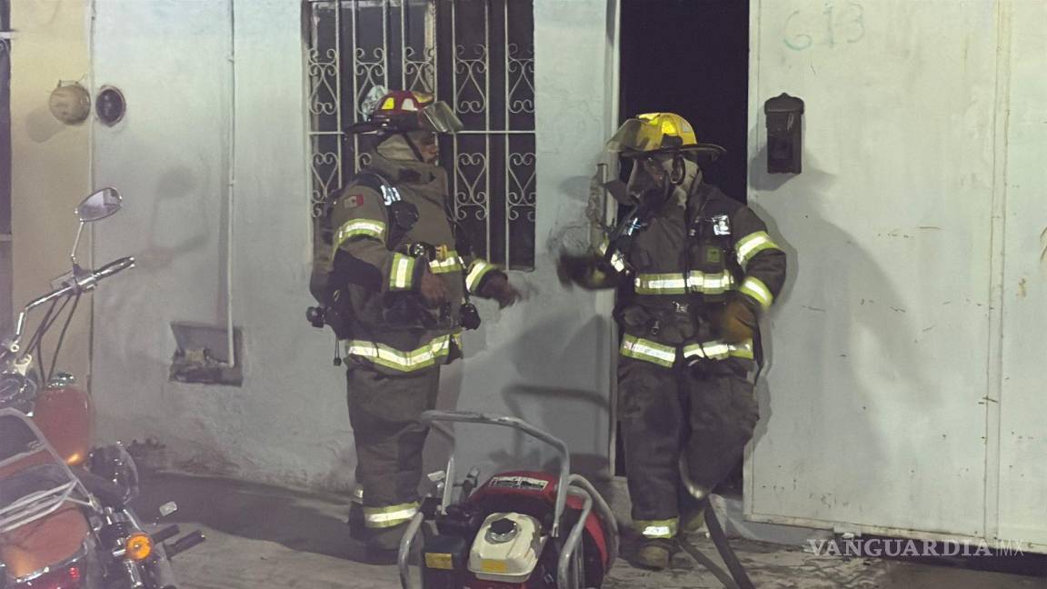 $!Bomberos trabajan intensamente para enfriar la zona afectada y evitar la reactivación del fuego.