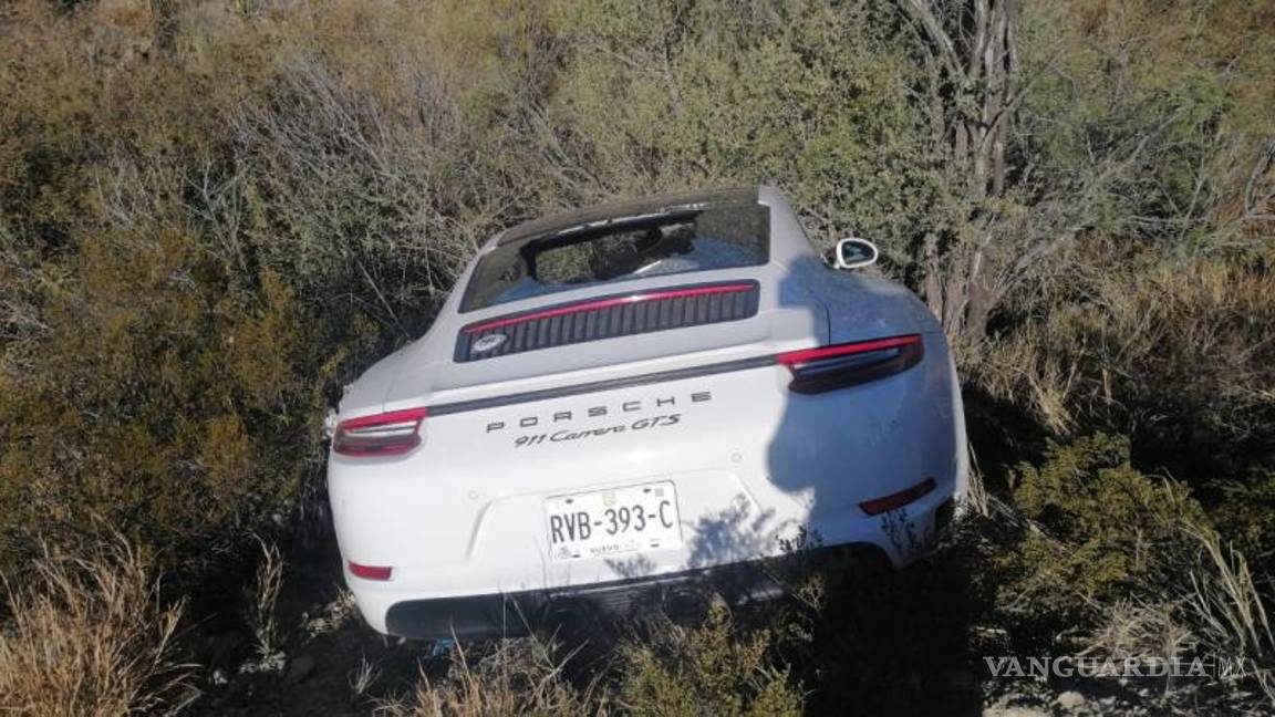 $!El Porsche quedó severamente dañado tras invadir el carril contrario y protagonizar el impacto frontal en la curva del kilómetro 17.
