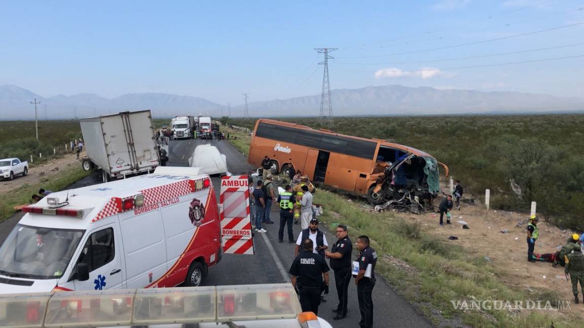 $!Quince peregrinos accidentados en carretera de Saltillo, 4 siguen graves y muere chofer