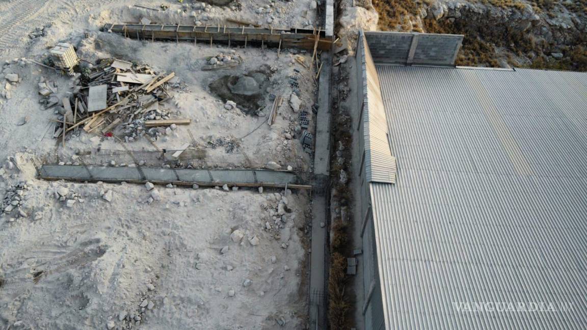 $!Vecinos afirman que el sitio donde se construyen casas, está asignado como una calle, y no como un callejón.