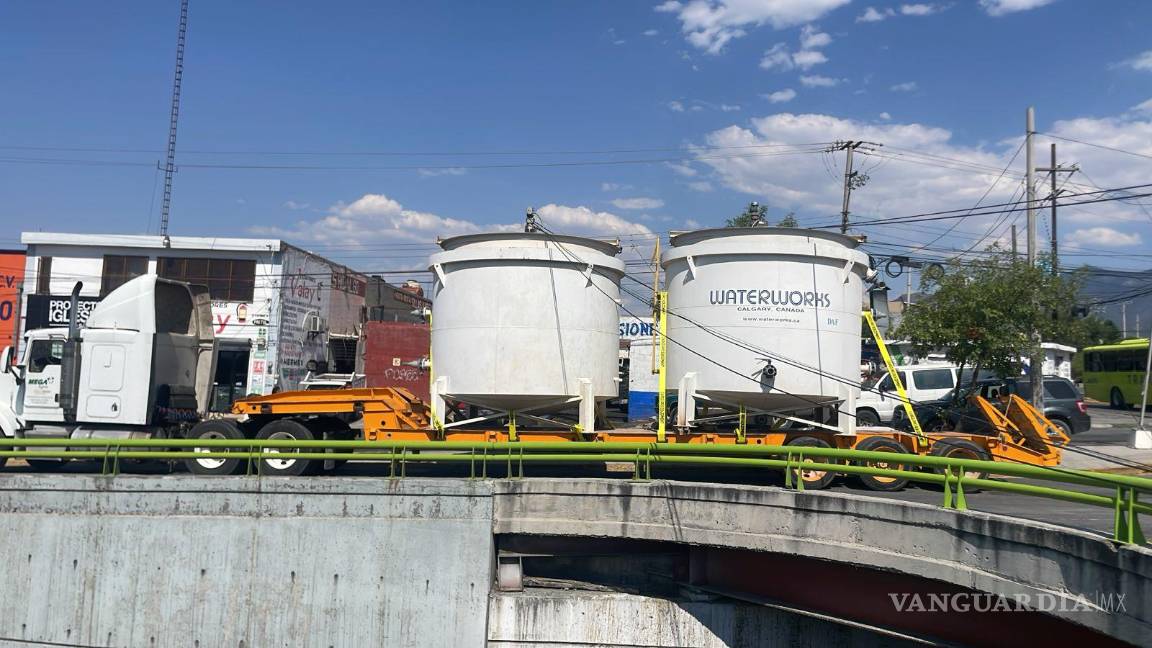 $!El tráiler con carga de exceso de dimensiones, habría sido el que causó dos apagones al derribar postes y cableado en distintos puntos de la ciudad.