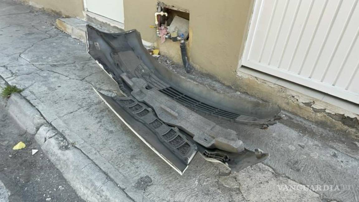 $!La facia delantera del auto se desprendió por completo debido a la fuerza del choque.