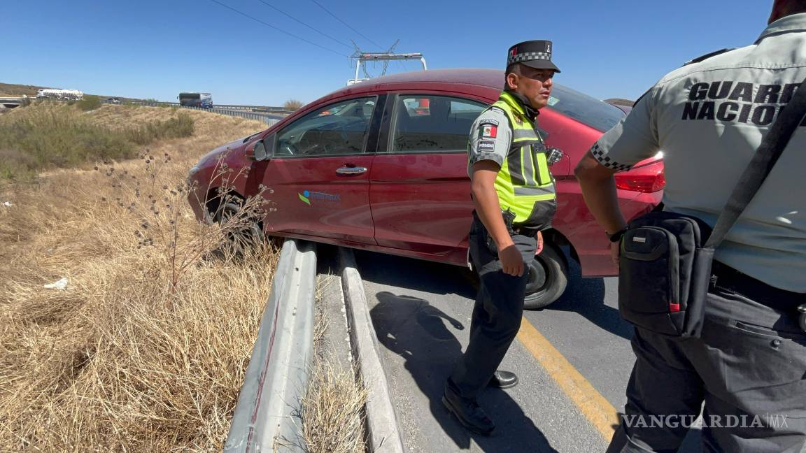 Saltillo: Conductor pierde el control y choca contra barrera metálica en libramiento norponiente